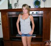 Blonde Amateur MILF Carlie