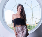 Julianna - Round window - Stunning 18