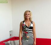 Aarrie - Cute blonde milf showing her body