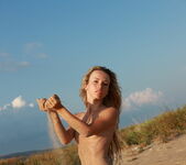 Nicole V - Lizard in the sand - Stunning 18 8