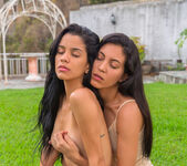 Amy Velez, Katrina Osuna - Latina Lesbians - S19:E8 7