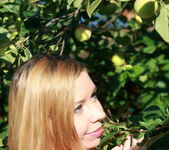 Kimberly - Under the apple tree - Stunning 18 4