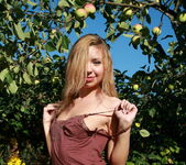 Kimberly - Under the apple tree - Stunning 18 7