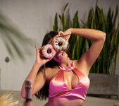 Iris Lucky: Crazy For Donuts - Watch4Beauty 8