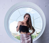 Julianna - Round window - Stunning 18