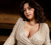 Lola Bredly - Handful - Erotic Beauty 4