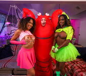 Cosplayin' Stepmom in Unexpected Threesome? - Filthy Kings 4