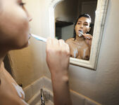 Ellie Luna: Time To Shower - Watch4Beauty 6