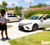 Teen's Giant Big Naturals vs The Handsy Man - Filthy Kings