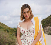 Sally Hunter: Beach Picnic - Watch4Beauty 4