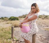 Sally Hunter: Beach Picnic - Watch4Beauty 6