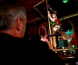 Deep Throat Dancer Samantha Bentley Gives the VIP Treatment - Hardcore Picture Gallery