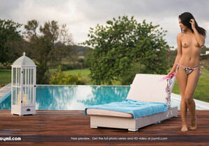 Playing Around - Carolina Abril - Solo HD Gallery