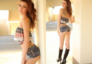 Taylor lets the sun light up her tight little ass - Solo HD Gallery