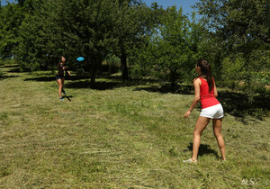 Iwia, Susan Ayn - Frisbee - ALS Scan - Lesbian Image Gallery
