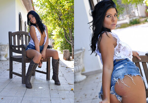 Cara De la hoyde - Do You Want A Beer? - Hayley's Secrets - Solo Image Gallery