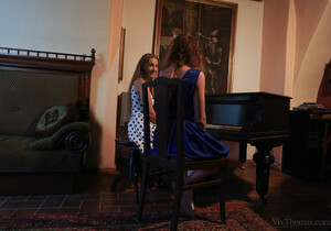 Emylia Argan, Kinuski - Pay Attention - Viv Thomas - Lesbian Sexy Gallery