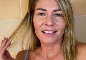 Naughty Claudia Macc enjoys amateur piss play - Toys TGP