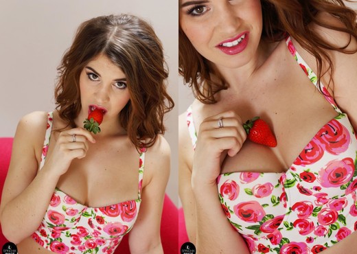 Katy L - Strawberries And Cream - Spinchix - Solo Picture Gallery