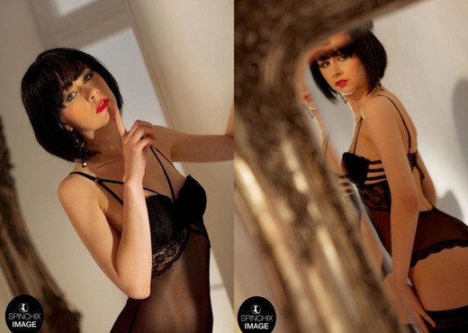 Akari Desire loves her golden mirror reflection - Spinchix - Solo Nude Gallery