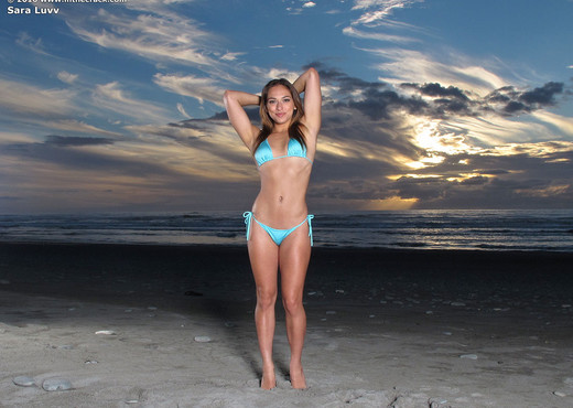 Sara Luvv - sunset beach nudes - Solo HD Gallery