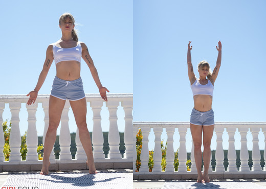 Pippa Doll - Yoga Bare - Girlfolio - Solo Sexy Photo Gallery