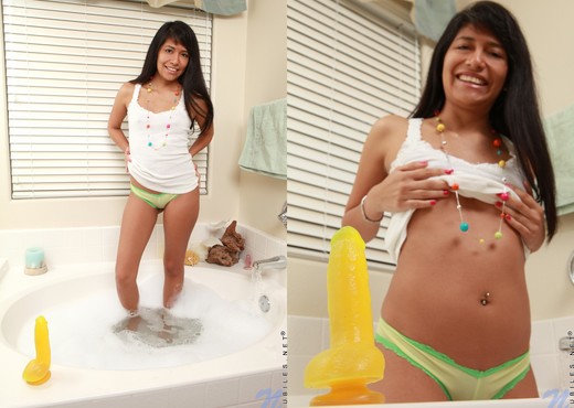 Allison - naked and sudsy - Teen Image Gallery
