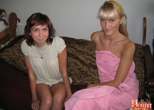Two chicks fuck - Young Libertines - Teen Nude Pics