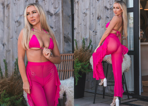 Beth Morgan - Just Outside - Solo Sexy Gallery