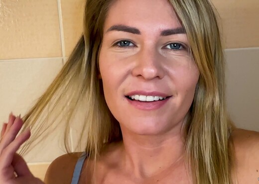 Naughty Claudia Macc enjoys amateur piss play - Toys TGP