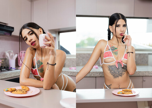 Tormenta: Cakes And Fuck Machine - Watch4Beauty - Solo HD Gallery