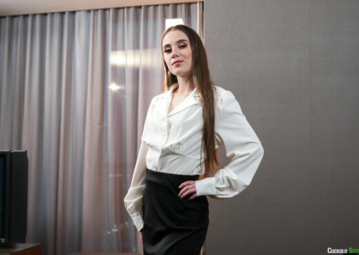 Petite Sia Wood Turns An Interview Into a Fuck Session - Interracial Sexy Gallery