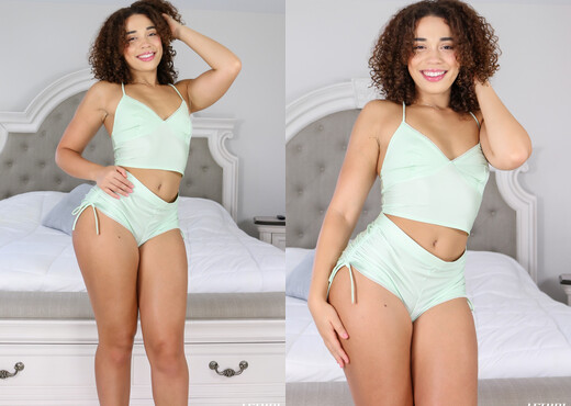 Willow Ryder - Willow Twerks Her Thicc Rump on Cock - Hardcore Picture Gallery