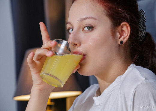 Olivia Honey - Naked - Erotic Beauty - Solo Picture Gallery