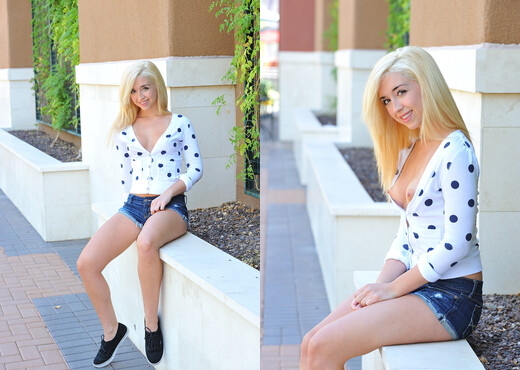 Jayde - Hottie At The Mall - FTV Girls - Solo Nude Gallery