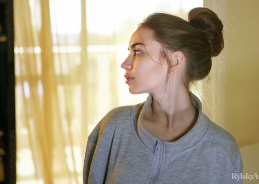 Sofy Bee - Aramaribi - Rylsky Art - Solo HD Gallery
