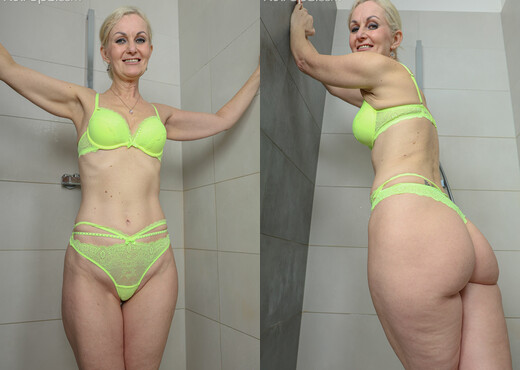 Ellie G - Karup's - MILF Image Gallery