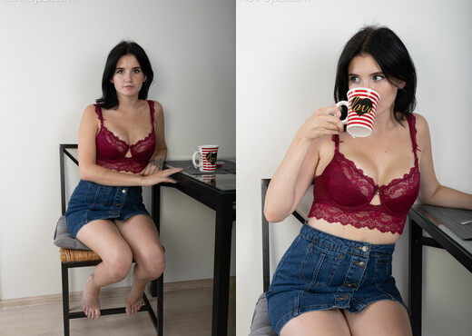 Queenlin - Karup's - Solo Nude Pics