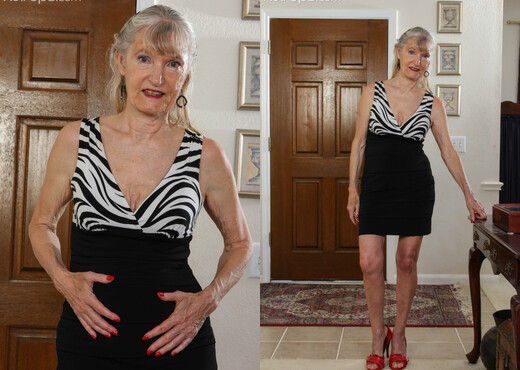 Lisa Cognee - Karup's - MILF Nude Gallery
