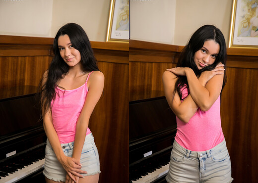 Violet Vixen - Karup's - Solo Sexy Gallery